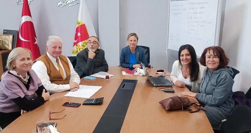 İzmir Gazeteciler Cemiyeti’ne (İGC) 14 yıl başkan olarak hizmet veren,