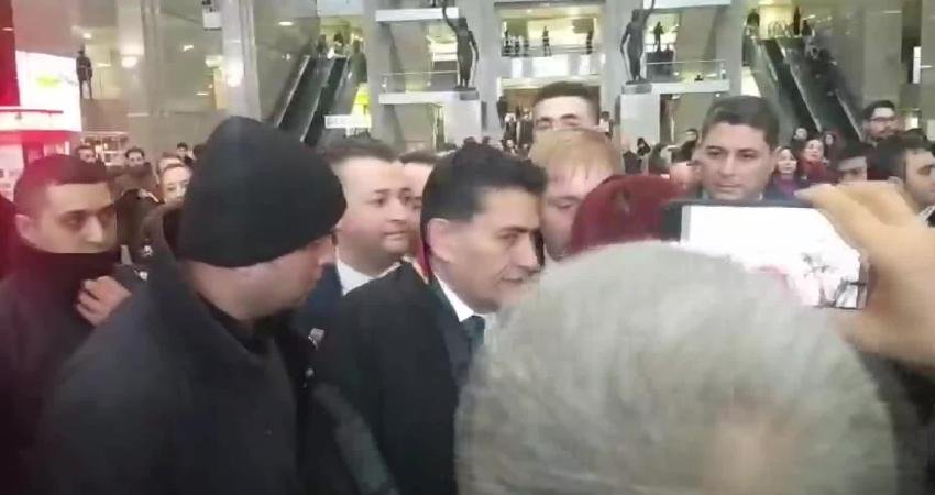 İstanbul Adalet Sarayı'nda üzerinde cübbesi olan ve kimliğini gösteren bir