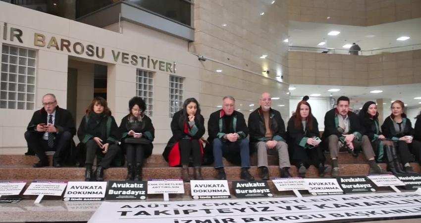 İzmir Barosu Başkanı Sefa Yılmaz ve Yönetim Kurulu üyeleri, yeni