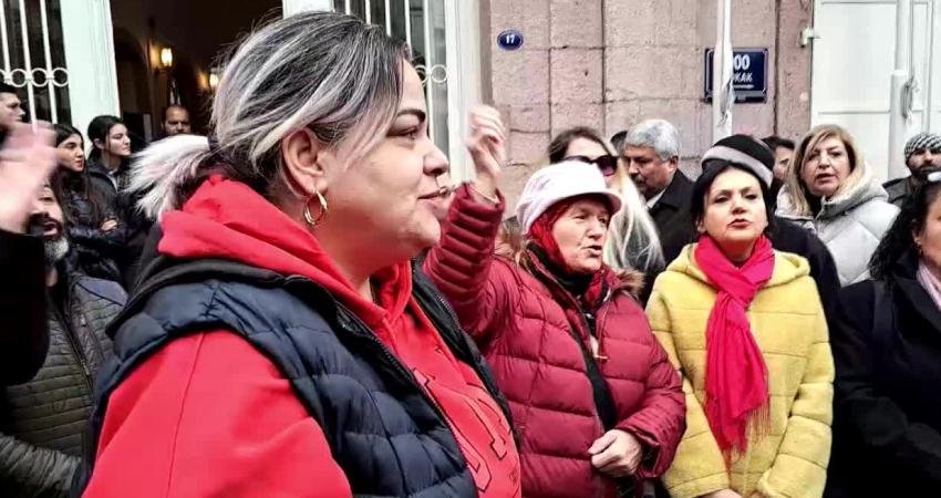 İzmir'de Büyükşehir Belediyesi Başkanlık binası önünde toplanan muhtar, STK, kooperatif