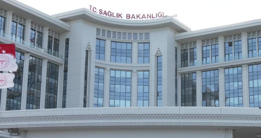Kadınlar Burada grubu üyesi aktivist kadınlar, bugün HPV aşısının ücretsiz