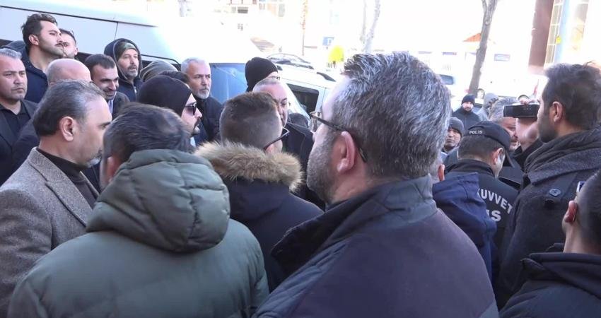 Kahramanmaraşlı depremzedeler, orta hasarlı apartmanlarının durumlarıyla ilgili sürecin sonuçlanmaması üzerine