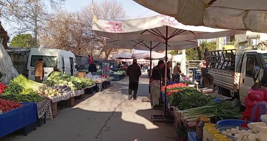 Osmaniye'nin Kadirli ilçesinde semt pazarında kahvaltılık ürünler satan Aytekin Topbaş