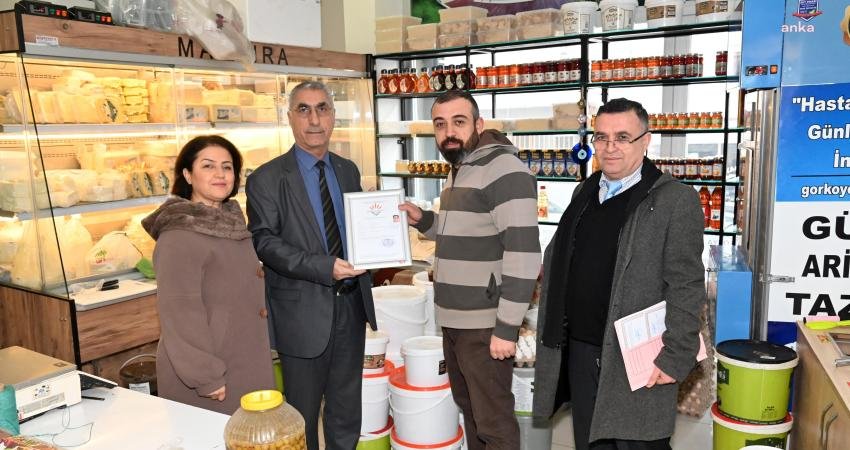 Karabağlar Belediyesi, ruhsat başvurusu yapan esnafın onaylanmış ruhsatlarını çerçeveli bir