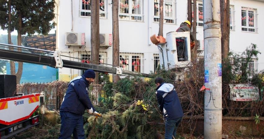 Karşıyaka Belediyesi, kent içinde bulunan park ve ağaçlık alanlarda bakım