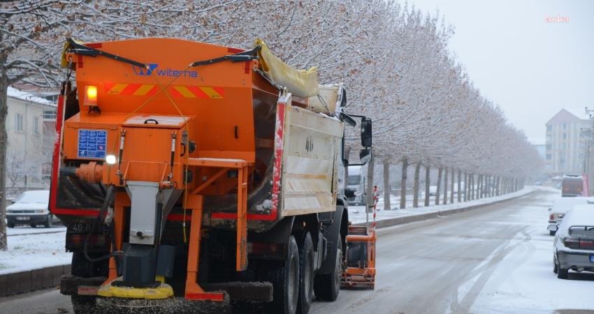 Kırşehir'de sabahın erken saatlerinde başlayan kar yağışı, etkisini artırırken, Kırşehir