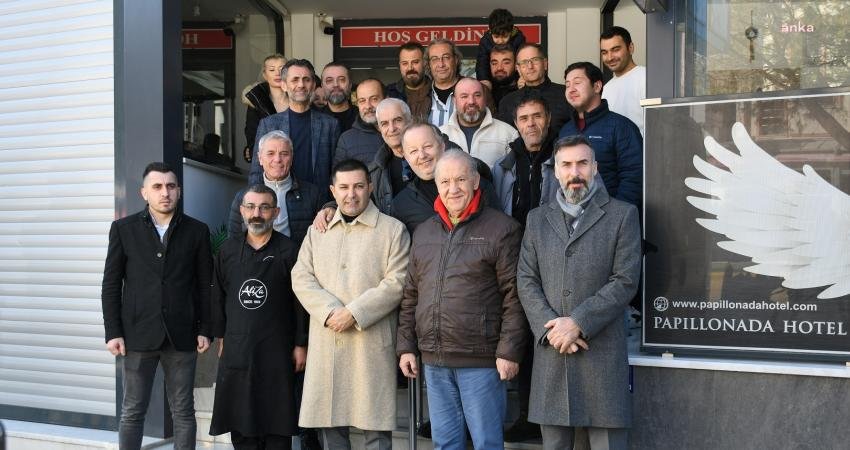 Kuşadası Belediye Başkanı Ömer Günel, Adnan Menderes Bulvarı esnafıyla bir