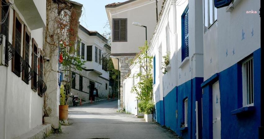 Kuşadası Belediyesi, tarihi Kuşadası evlerinin bulunduğu Yıldırım Caddesi'nde üstyapıyı yenileme