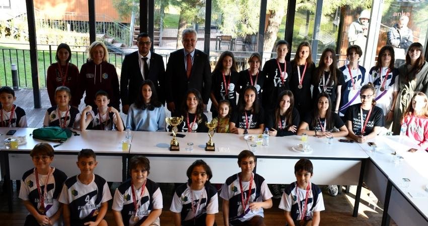 Kırklareli’de katıldıkları voleybol turnuvasında kız ve erkek kategorilerinde birincilik ve