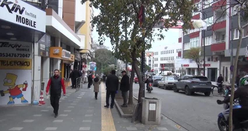 Manisa Soma’da Yaşayan Emekli Vatandaşlar Maaşlarına Yapılacak Zamma Tepki Gösterdi: “Düzeltemiyorlarsa Meclis’te Oturmalarına Gerek Yok” Manisa'nın Soma ilçesinde yaşayan emekli vatandaşlar, maaşlara yapılacak zammın yetersiz