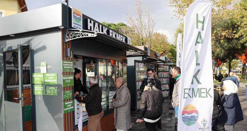 Marmaris Belediyesi Halk Ekmek Büfelerine Yoğun Talep Marmaris Belediyesi’nin zorlu ekonomik şartlar nedeniyle sıkıntıda olan vatandaşın bütçesine