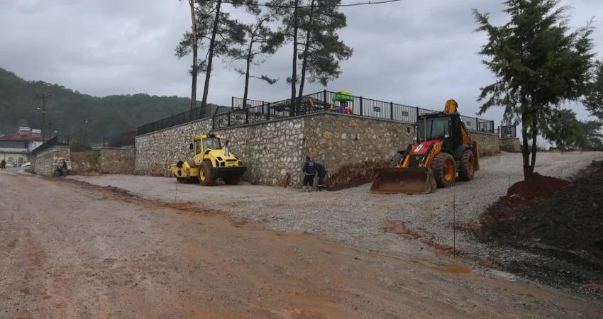 Marmaris Belediyesi Fen İşleri Müdürlüğü ekipleri, Çetibeli Mahallesi’nde meydan düzenlemesi