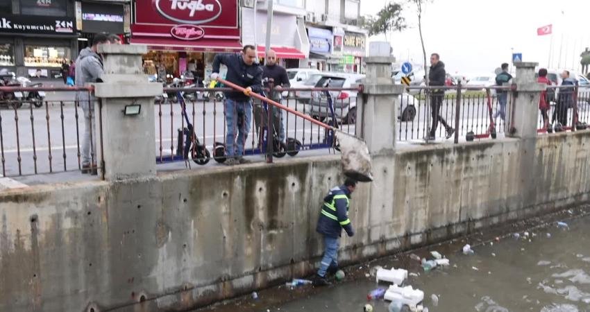 Marmaris Belediyesi Temizlik İşleri ekipleri, yağmurla birlikte Karadere’de biriken atıkları