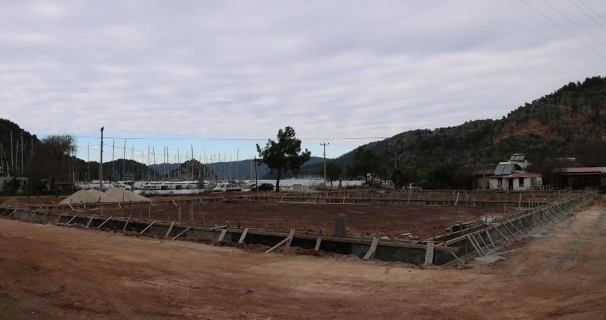 Marmaris Belediyesi, Orhaniye Mahallesi’nde yeni halı sahanın yapım çalışmasına başladı.
