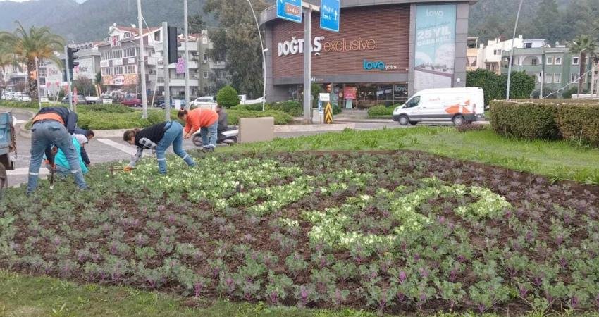 Marmaris Belediyesi Park ve Bahçeler Müdürlüğü ekipleri kentin dört bir