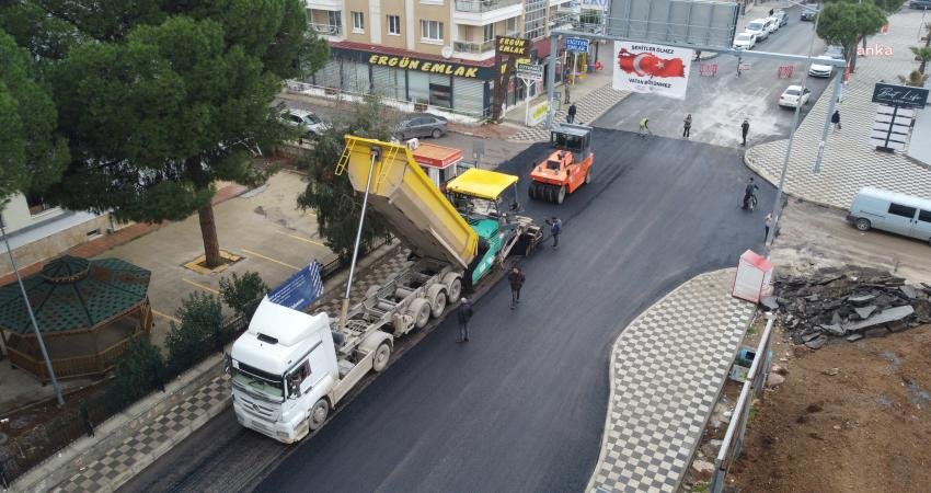 Menderes Belediyesi’nin ilçe merkezinde başlattığı yol yapım çalışmaları yoğun şekilde