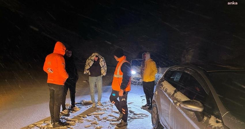 Mersin Büyükşehir Belediyesi ekipleri, yüksek kesimlerde etkisini gösteren kar yağışının