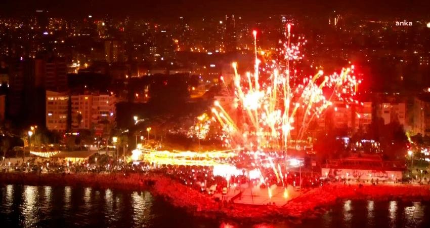 Mersinliler 2024 yılını Mersin Büyükşehir Belediyesi tarafından düzenlenen coşkulu ‘Sokak Partisi’ ile