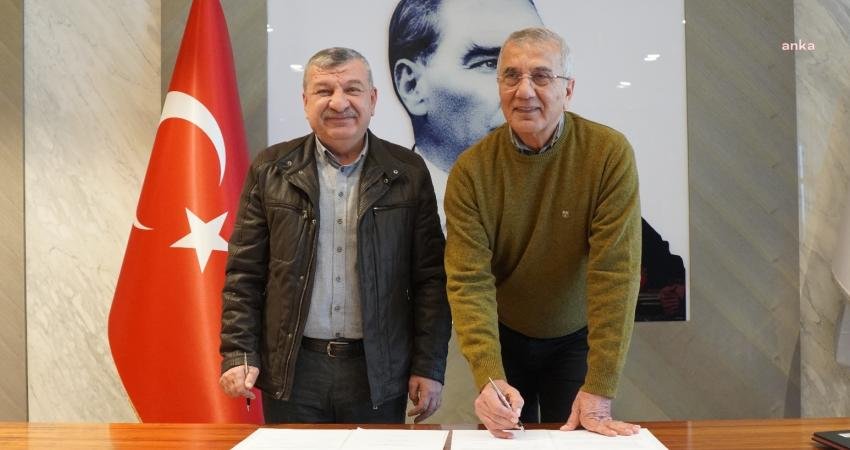 Mezitli Belediyesi’nden Memur ve Sözleşmeli Personelin Maaşına Yüzde 120 Artış Mezitli Belediye Başkanı Neşet Tarhan ve Tüm-Bel-Sen Mersin Şube Başkanı