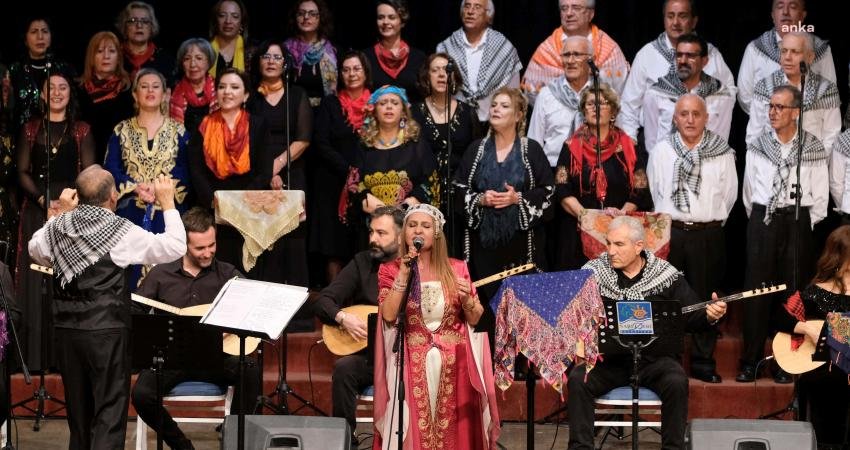 Narlıdere Belediyesi’nin açtığı kültür-sanat kurslarına katılan kursiyerlerden oluşan Narlıdere Dostlar