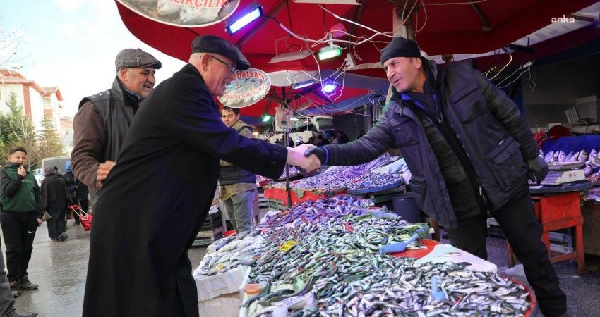 Odunpazarı Belediye Başkanı Kazım Kurt, Emek Mahallesi’nde bulunan pazar yerini
