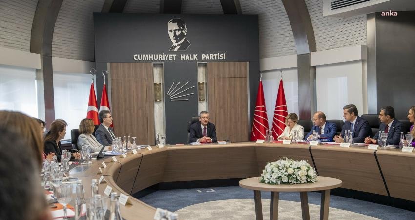 Olağanüstü Toplanan CHP MYK’dan Bildiri: “Türkiye Büyük Millet Meclisi’nin Toplanması ve Milletimizin Bilgilendirilmesi Çağrımızı Yineliyoruz” Pençe-Kilit Harekatı bölgesinde 9 askerin şehit olmasının ardından CHP Merkez