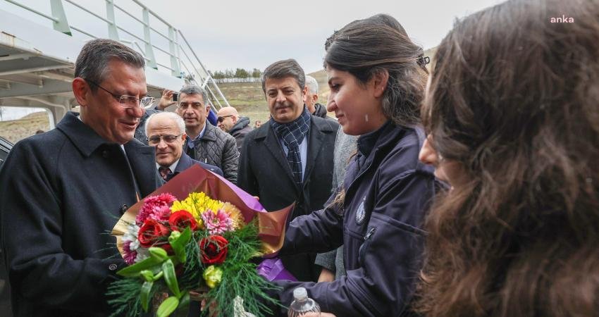 Özgür Özel Tunceli’de Vatandaşlar Tarafından Çiçekle Karşılandı CHP Genel Başkanı Özgür Özel; eski TBMM Başkanvekili, Tunceli Milletvekili
