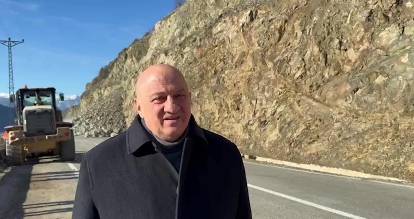 Şavşat’tan Artvin’e geçerken yola düşen kayalar nedeniyle mahsur kalan CHP