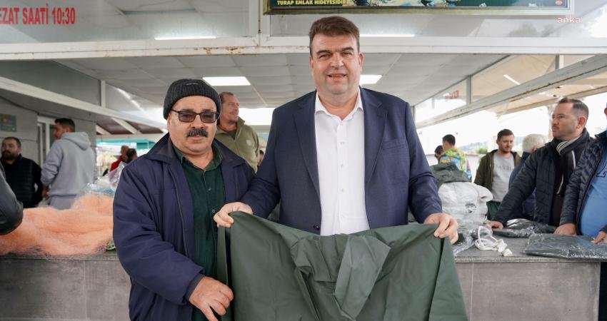 Seferihisar Belediyesi, Seferihisarlı balıkçılara yağmurluk desteği verdi. Belediye Başkanı İsmail