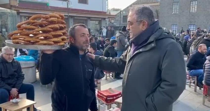 CHP Diyarbakır Milletvekili Sezgin Tanrıkulu, Diyarbakır’da bir tepsi simide 600