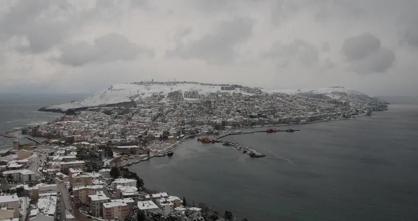 Sinop’ta dün gece saatlerinden itibaren etkili olan kar yağışı, şehir
