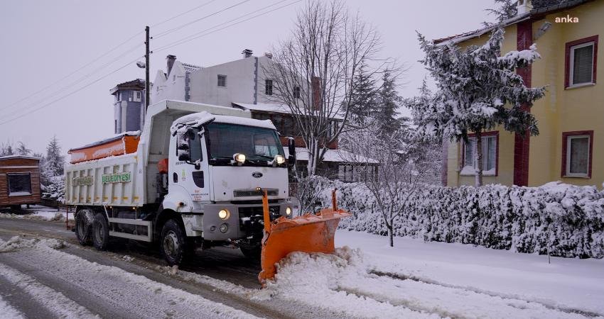 Tepebaşı Belediyesi, kentte etkisini gösteren kar yağışından kaynaklanabilecek olumsuzluklara, tuzlama