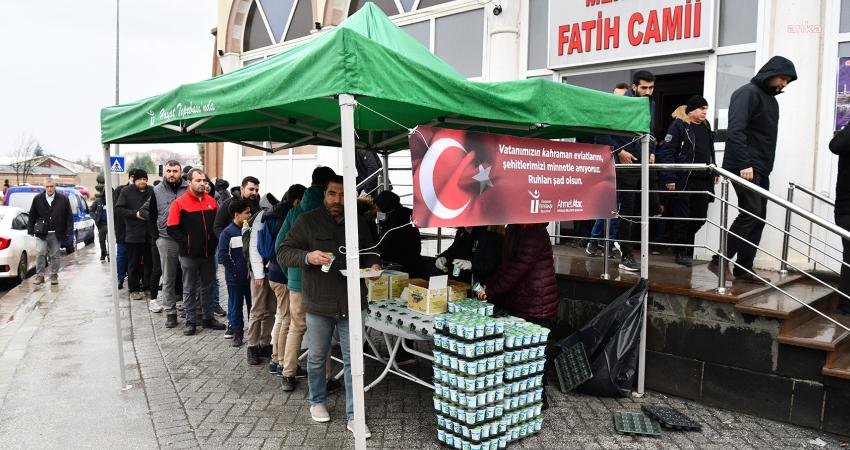 Tepebaşı Belediyesi tarafından camilerde Cuma namazı çıkışında, şehitler anısına pilav,