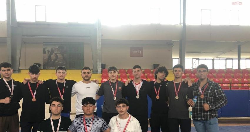 İzmir’de düzenlenen U20 Güreş Turnuvası'ndan 4 altın, 4 gümüş ve