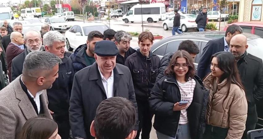 Ümit Özdağ: “Bugün Esnaf, Depremzede Gibi Binanın Altından Bağırıyor ‘Kimse Var Mı’ Diye, Ses Yok. Esnafa Kredi Yok Ya da Çok Pahalı” Zafer Partisi Genel Başkanı Ümit Özdağ, Osmaniye'nin Kadirli ilçesinde esnaf