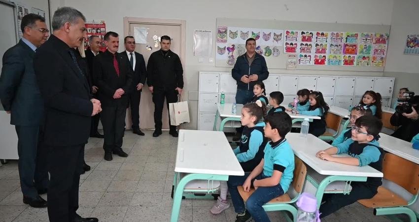 Yozgat'ta 72 bin 262 öğrenci karnesini alarak yarıyıl tatiline başladı.