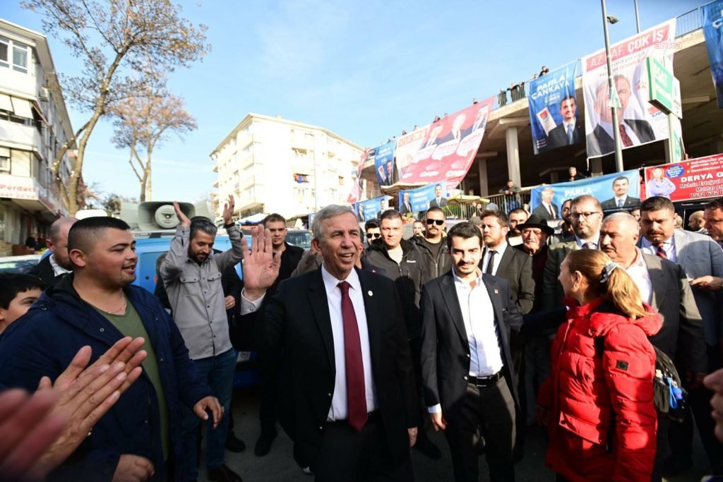 mansur-yavas-esat-pazarinda-esnaf-ve-vatandaslarla-bulustu