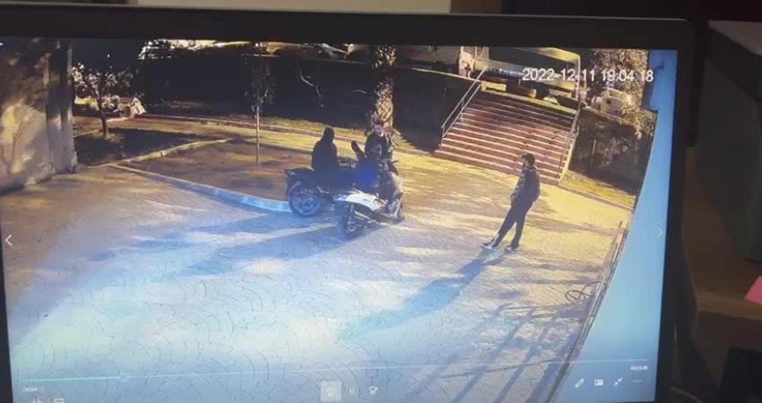 GAYE ŞEYMA CAN Beyoğlu&rsquo;nda ka&ccedil;an ş&uuml;phelilere silahla ateş ederken yoldan