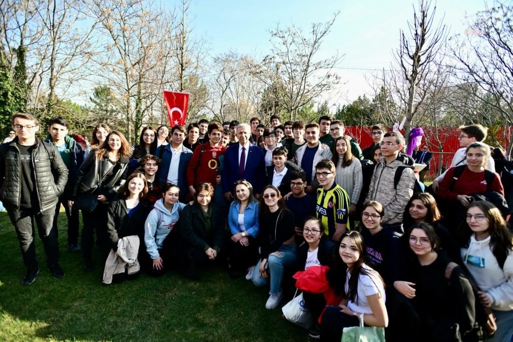 atil-alanlar-yeniden-baskente-kazandiriliyor-mansur-yavas-genclerle-birlikte-belpa-kafe-ve-spor-kompleksini-acti