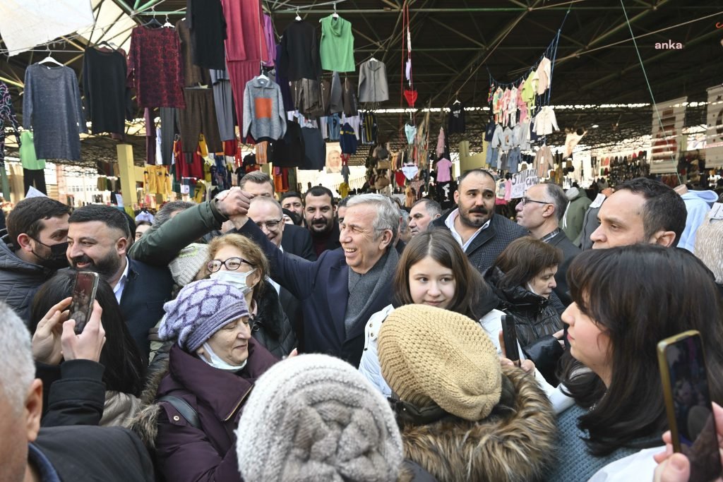 mansur-yavas-sihhiye-yenisehir-pazaryerinde-esnaf-ve-yurttaslarla-bir-araya-geldi