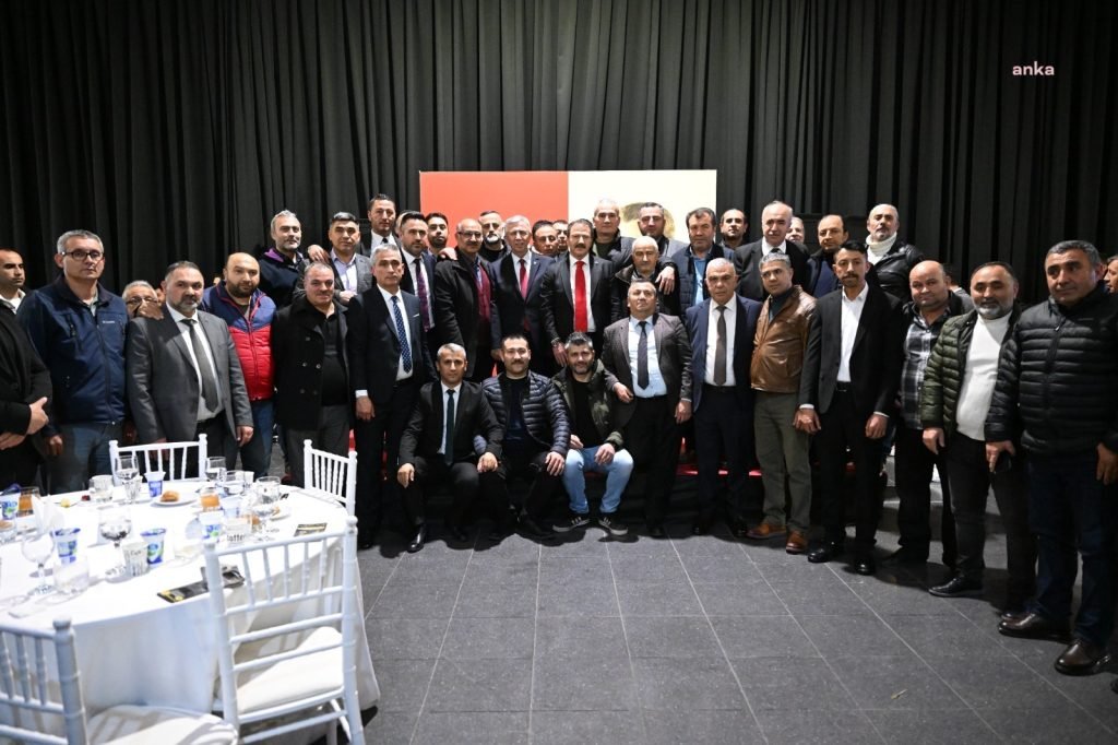 mansur-yavas-ankara-soforler-esnaf-ve-sanatkarlar-odalari-birligi-yonetimi-ve-ankaradaki-taksi-soforleriyle-bulustu