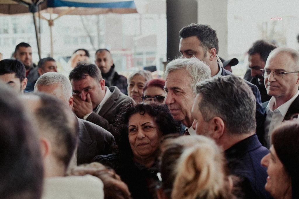 mansur-yavas-esat-pazarinda-esnaf-ve-vatandaslarla-bulustu