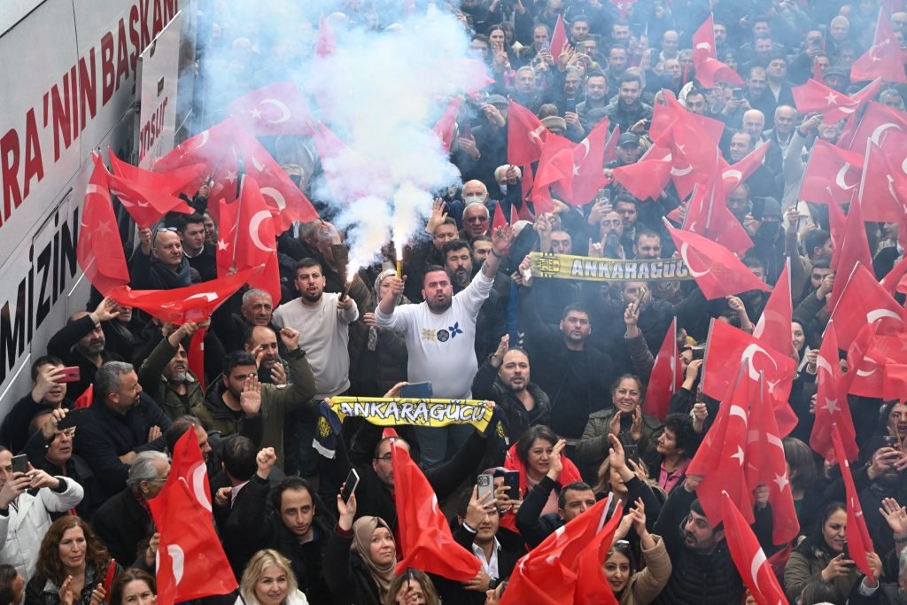 mansur-yavas-yenimahallede-soylemistik-biz-size-belediyeciligi-ogretecegiz-diye-belediyenin-plastikten-betondan-ibaret-olmadigini-yuzlerce-defa-soyledik-once-insan-icin-variz