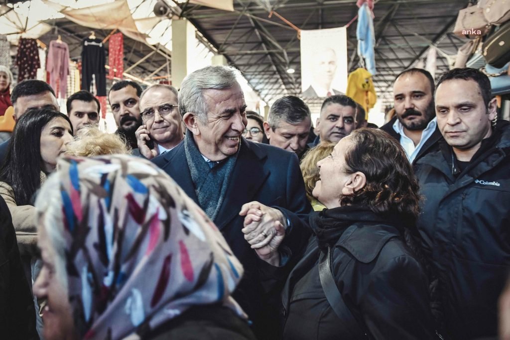 mansur-yavas-sihhiye-yenisehir-pazaryerinde-esnaf-ve-yurttaslarla-bir-araya-geldi