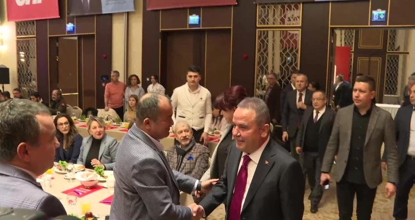 Antalya B&uuml;y&uuml;kşehir Belediye Başkanı Muhittin B&ouml;cek, basın mensuplarıyla bir araya