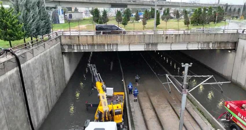 Antalya Büyükşehir Belediyesi, sağanak yağışın ardından selin izlerini silmek için