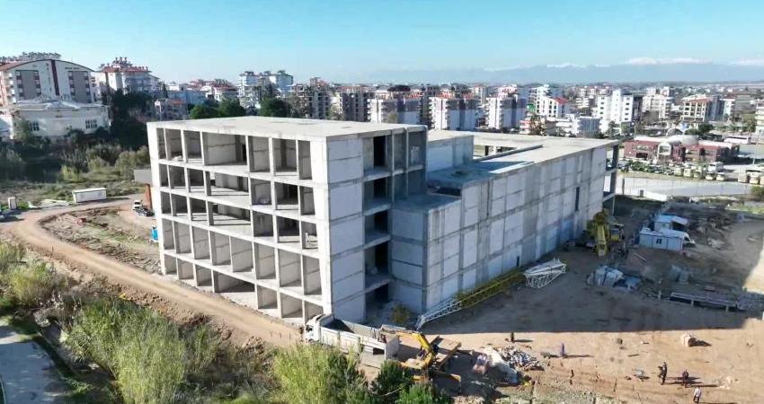 Antalya Büyükşehir Belediyesi ekipleri, Serik Kongre ve Kültür Merkezi'nin inşaatına