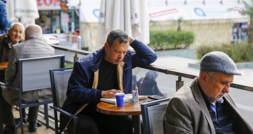 Antalya B&uuml;y&uuml;kşehir Belediyesi&rsquo;nin hizmete sunduğu Emekliler Kahvesi&rsquo;nde vatandaşlar hem sosyalleşiyor