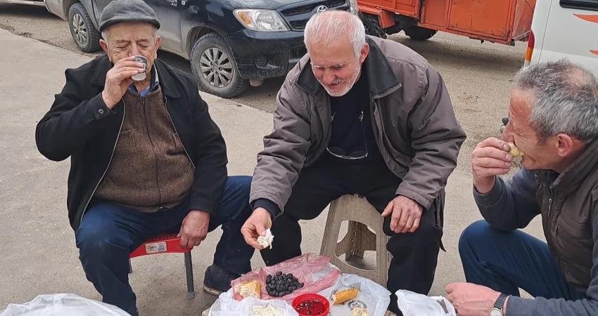 Artvin’in Ardanuç ilçesinde pazarcılık yapan esnaf da artan maliyetlerden, giderlerin