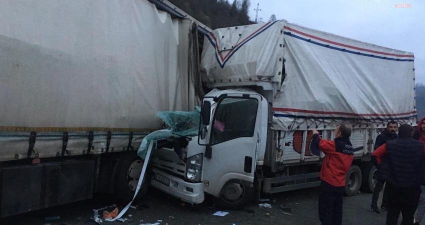 Artvin Hopa’da Sebze Yüklü Kamyonet Tıra Çarptı… Artvin’in Hopa ilçesinde bugün sabah sebze yüklü kamyonet park halindeki